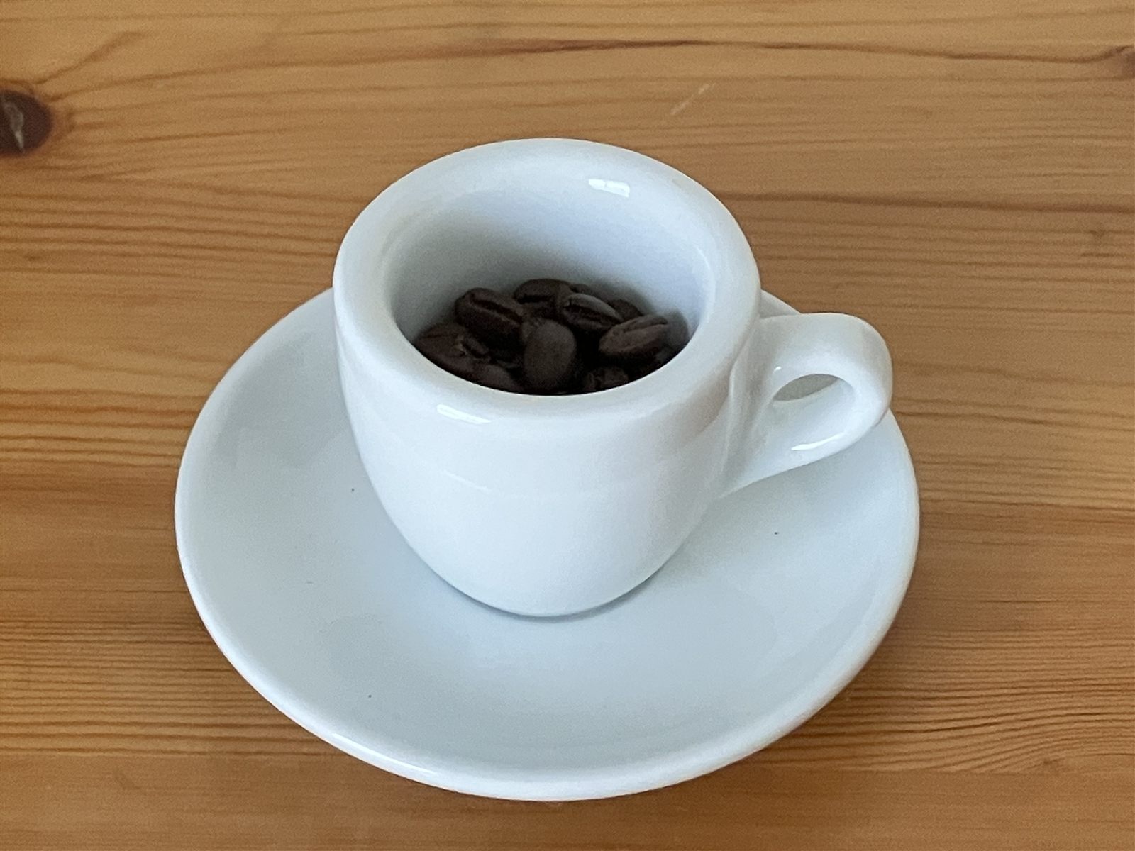 デミタスカップに入った焙煎豆