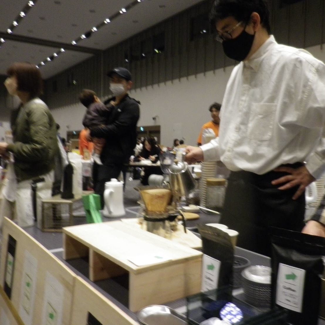 屋内イベントでコーヒーを淹れる店主